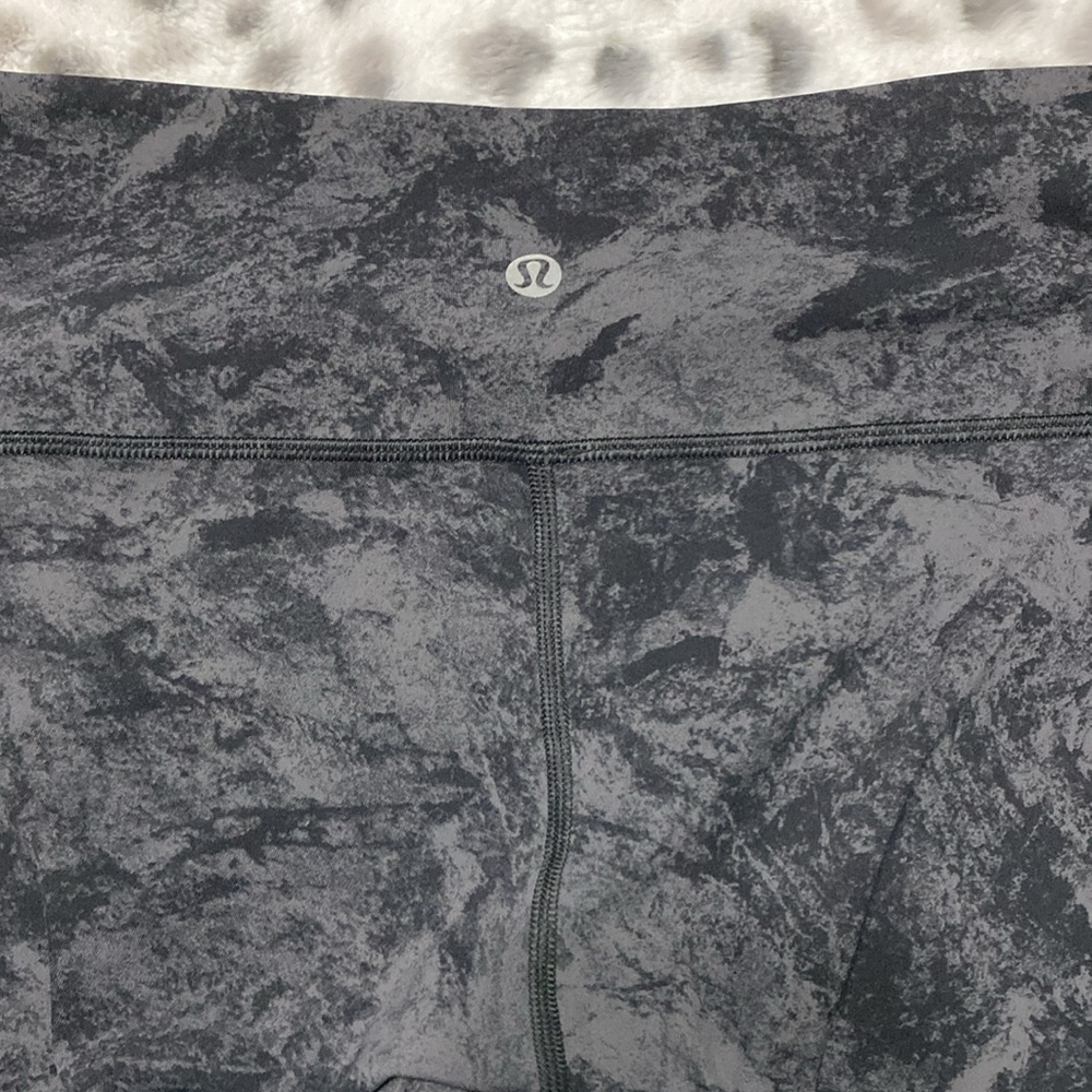 Women’s lululemon size 4 crop leggings - Picture 3 of 6